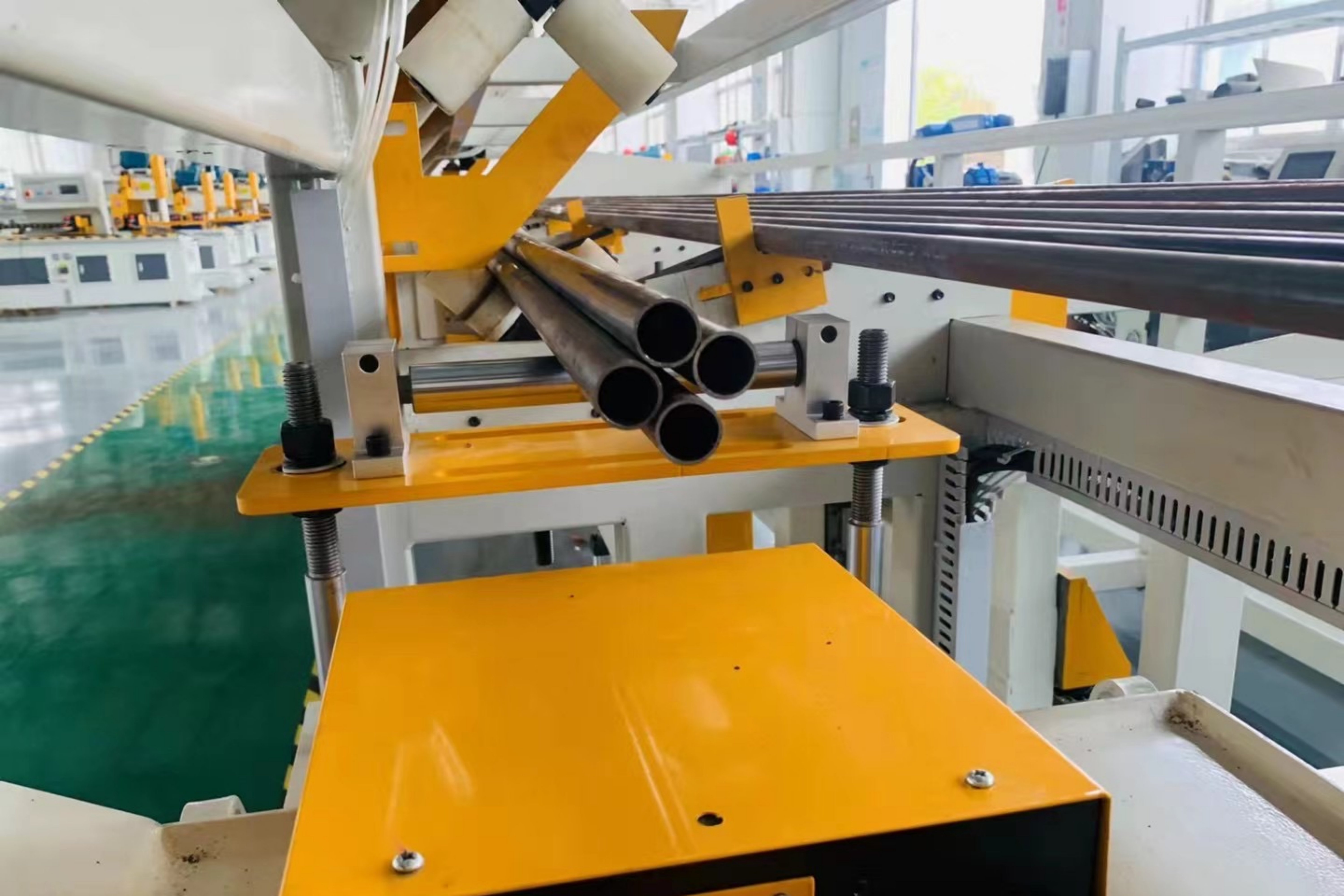 Automatic loading and feeding  pipe cutting  machine8(c69b590d56).jpg