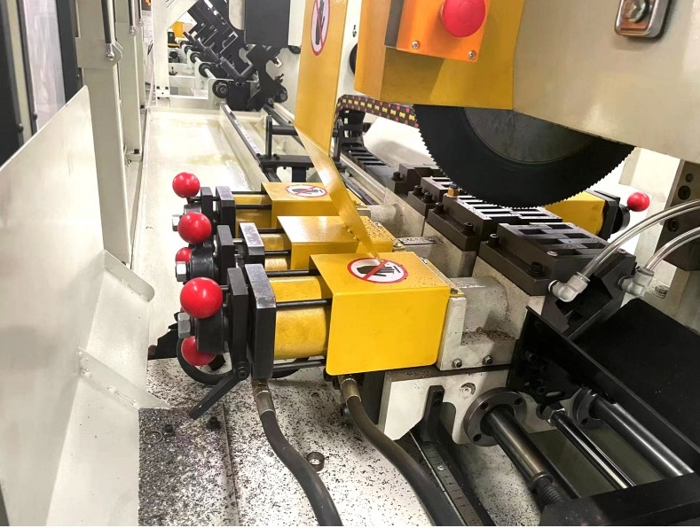 Automatic loading and feeding  pipe cutting  machine12.jpg
