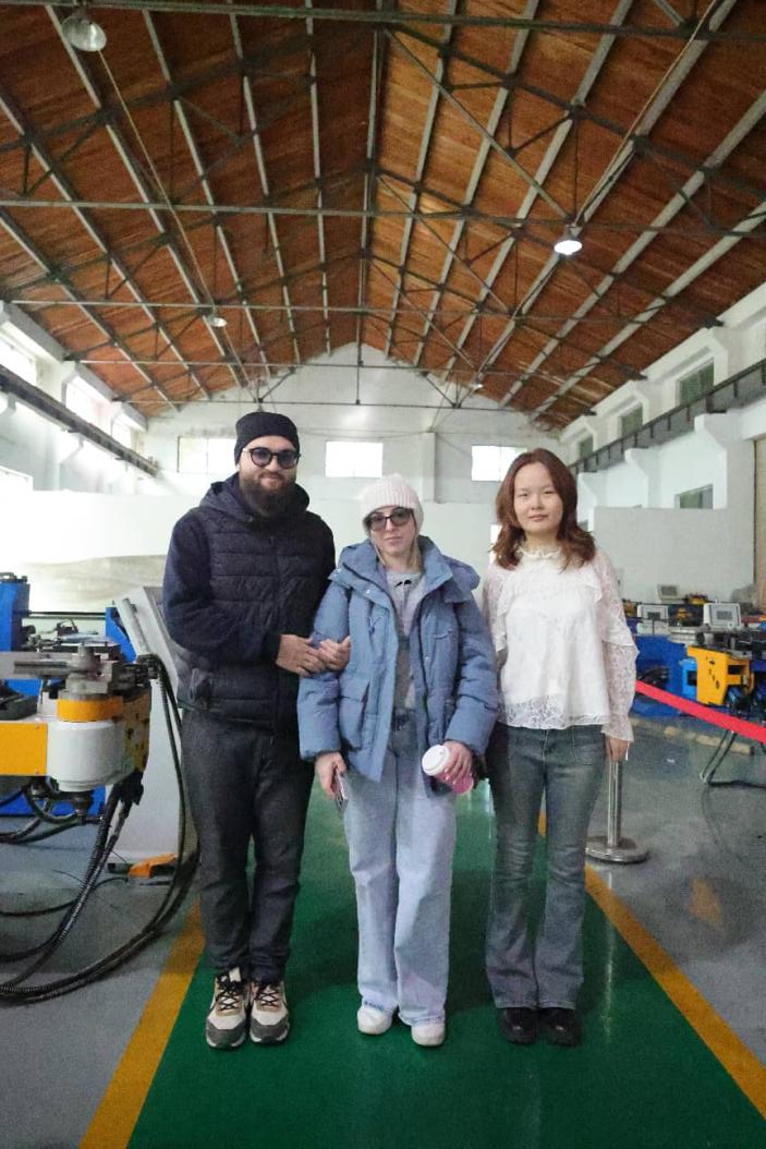 زوج بلاروسی برای بازرسی دو روزه به شرکت ماشین‌آلات باوروی مراجعه کرد و قصد همکاری اولیه را با این شرکت محقق ساخت.