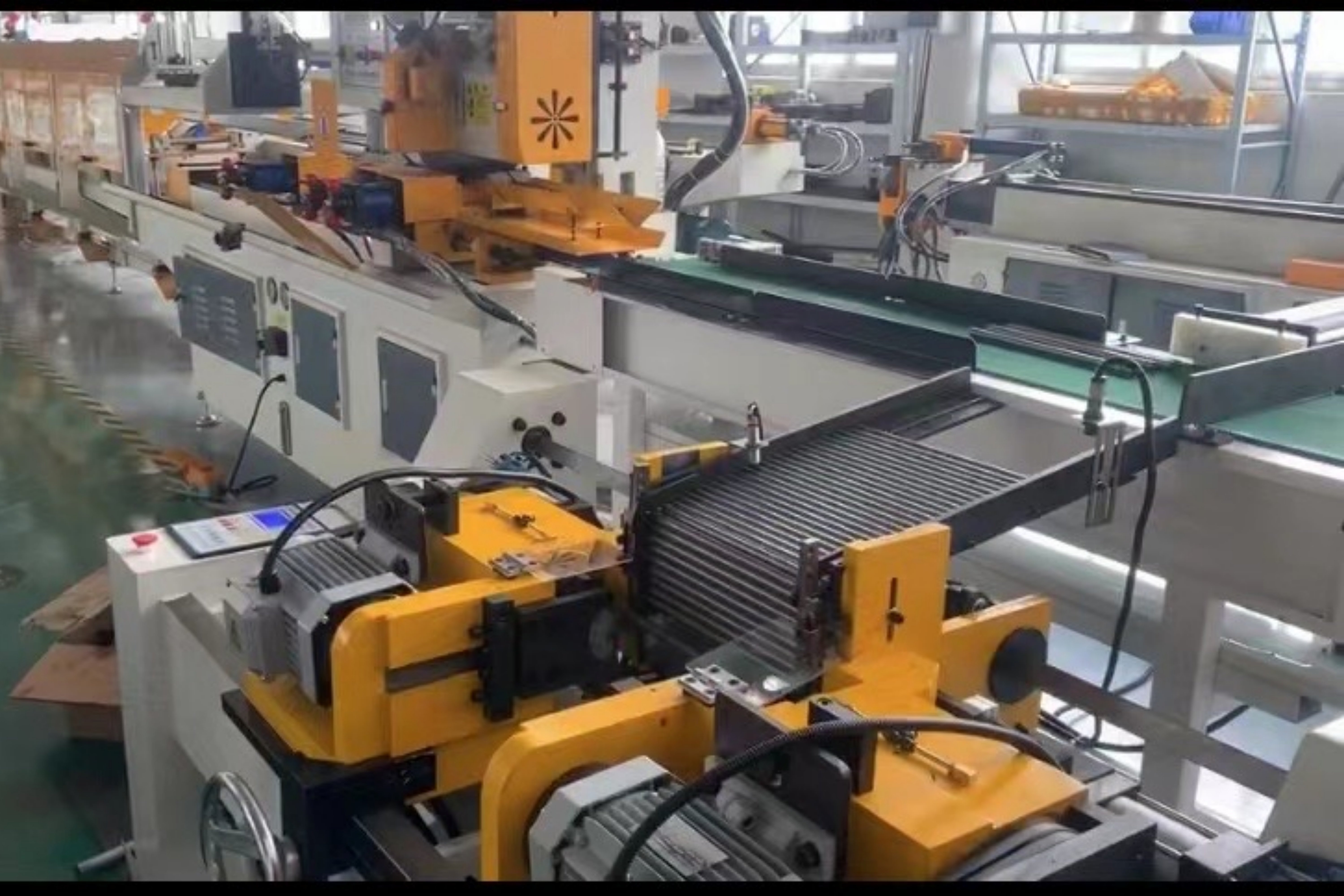 Automatic loading and feeding  pipe cutting  machine9(38a804d429).jpg