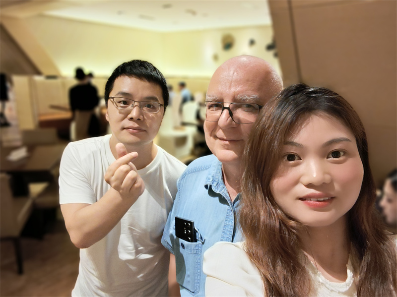 In April 2023, a Russian client visited our company to take photos