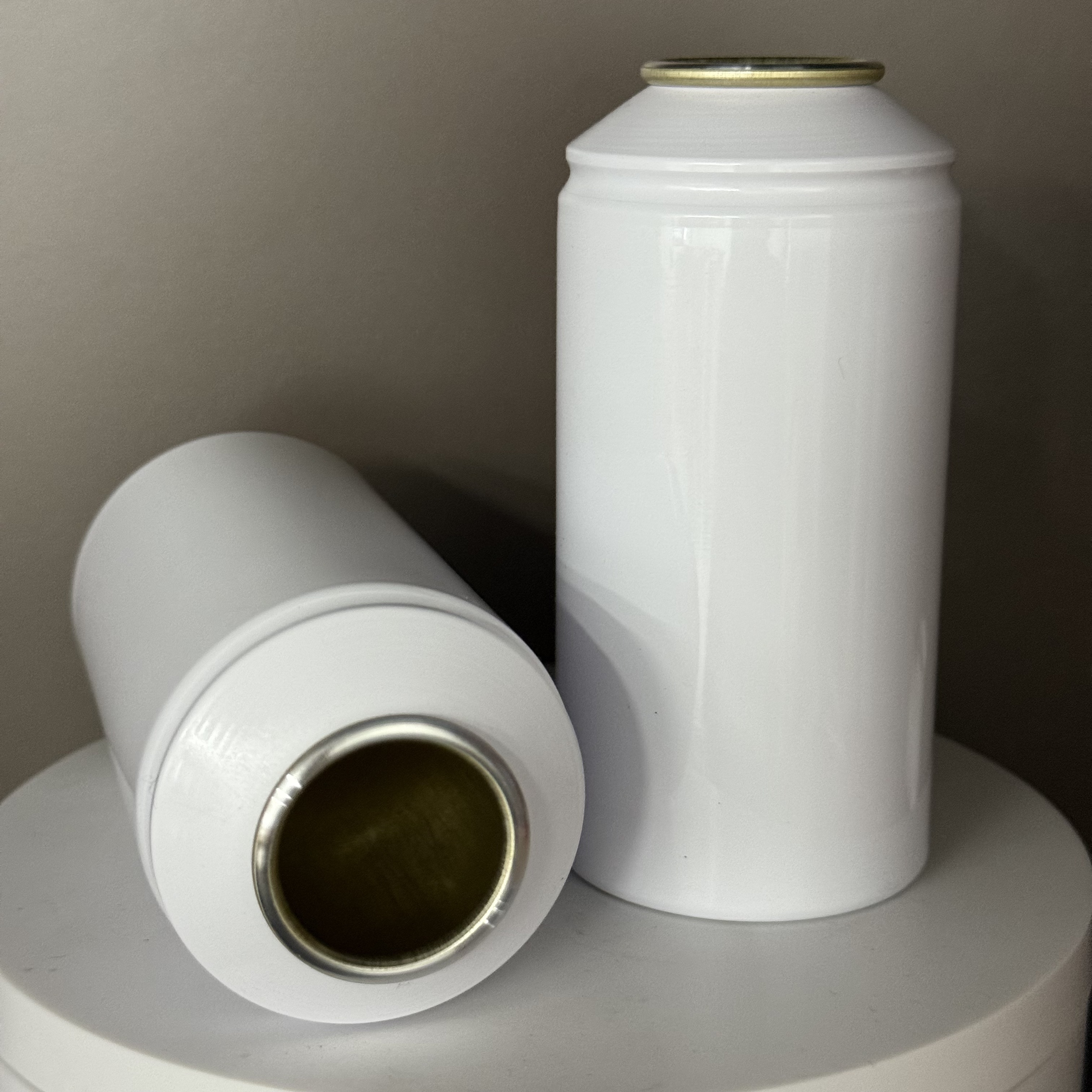 Kapan Harus Menggunakan Kaleng Semprot Aluminium dibandingkan Plastik?