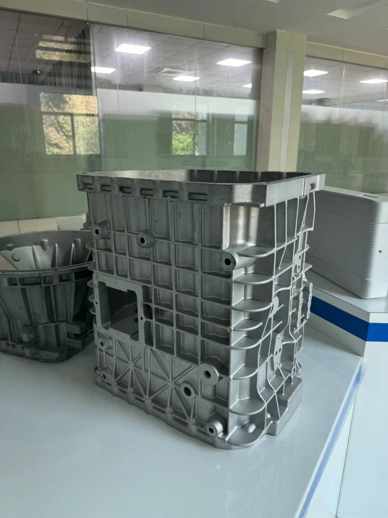 Produkty z odlewnictwa stopu aluminium na zamówienie — obudowa samochodu Ciężkie pojazdy obudowa środkowa