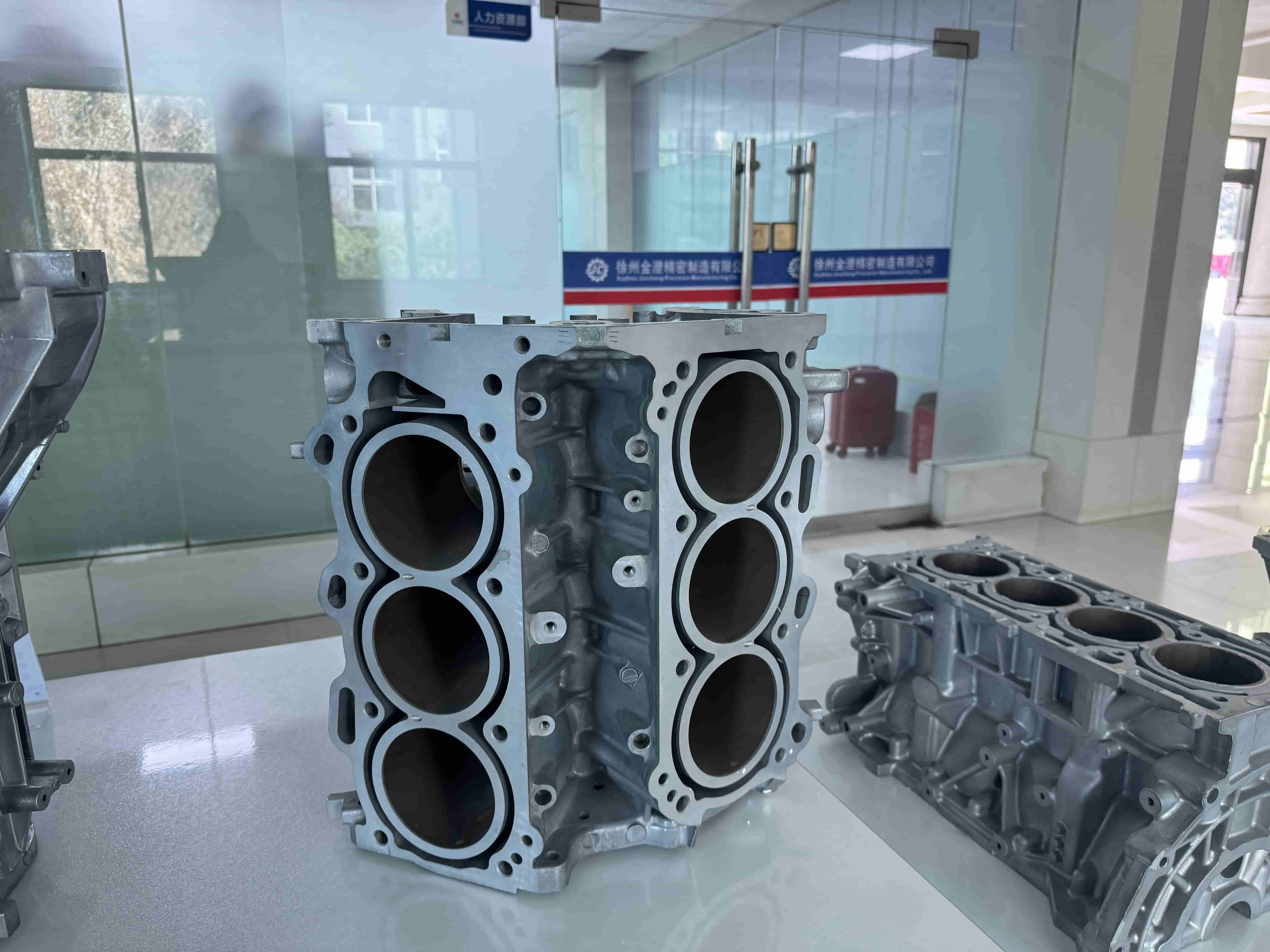 Niestandardowy blok silnika samochodowego 1.6V — produkty z odlewnictwa aluminium + proces CNC