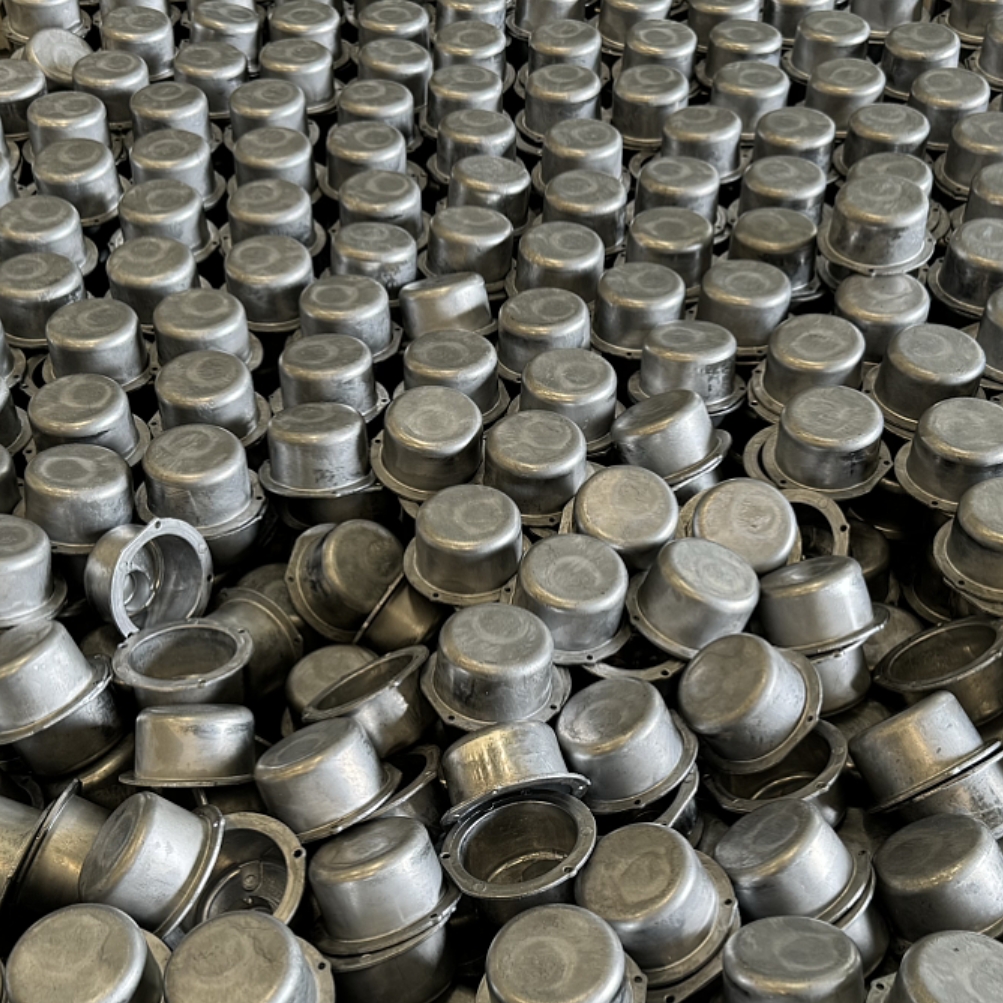Produkty z lejek aluminium o masie 180T~4000T mogą być dostosowywane za pomocą raportu RoHS surowca. Dostosowanie formy z legitymowanego stopu aluminium.