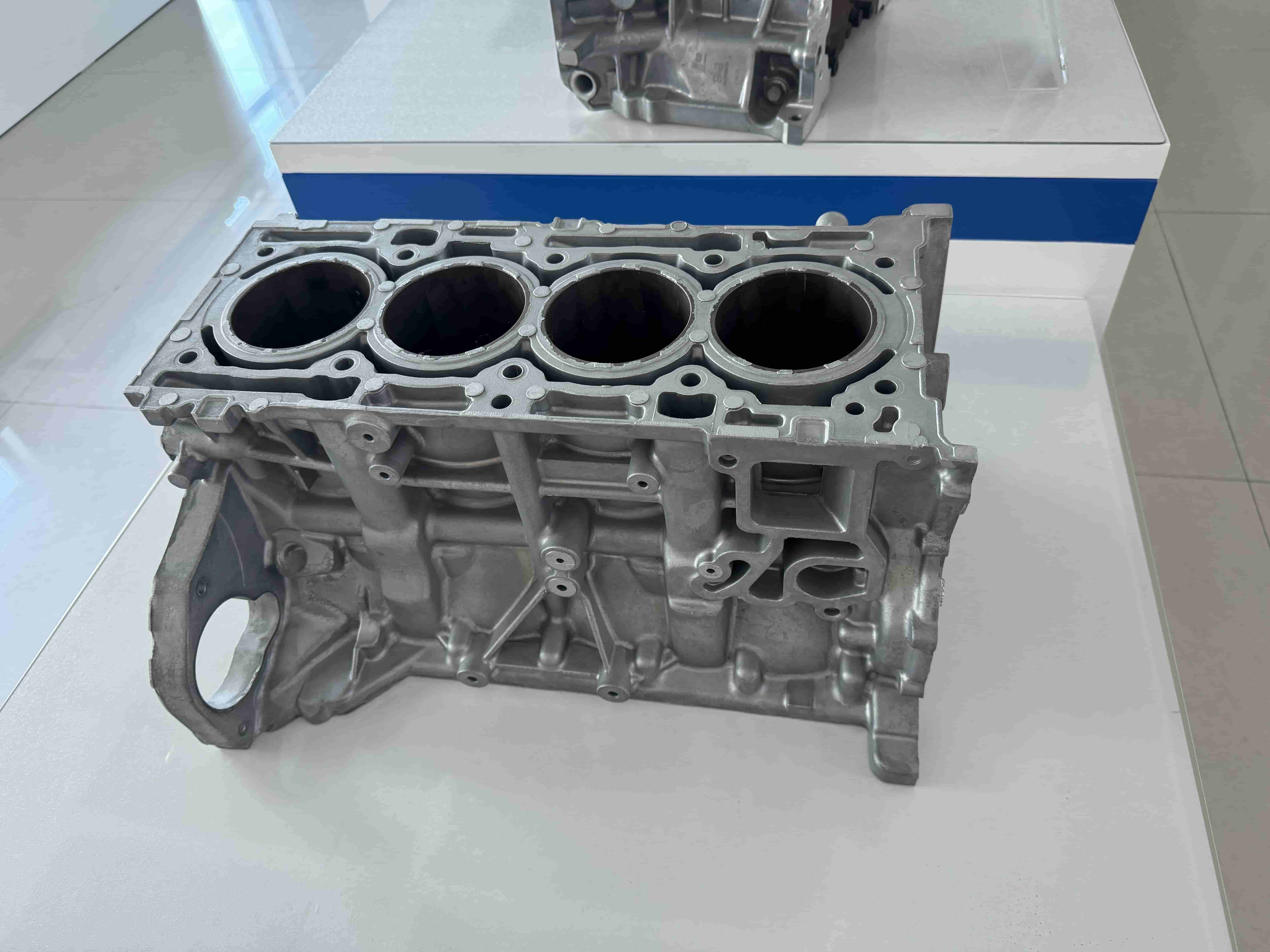 Produkty z odlewnictwa aluminium Obudowa bloku cylindrów V6 niestandardowy proces CNC