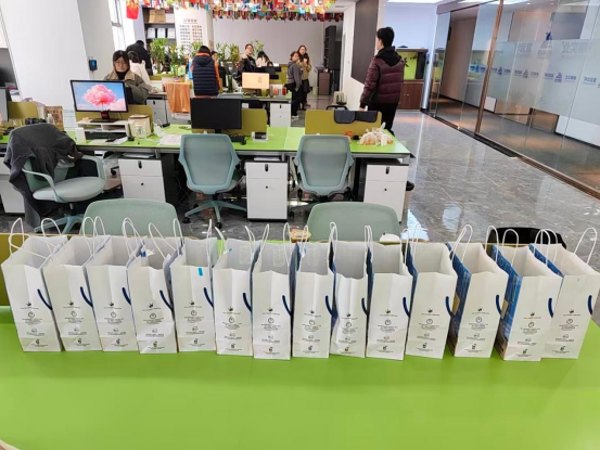 Runhuabang Office Welfare | Flowers and Fresh Milk Tea