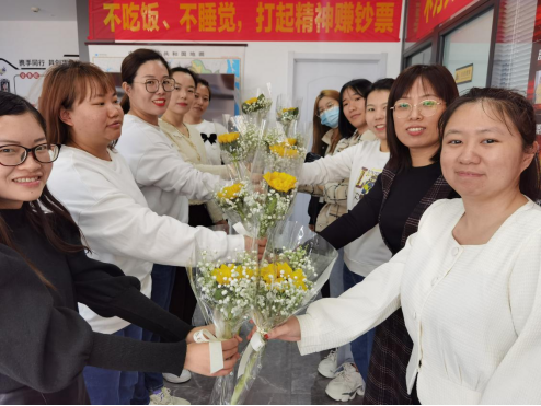 Runhuabang Office Welfare | Flowers and Fresh Milk Tea
