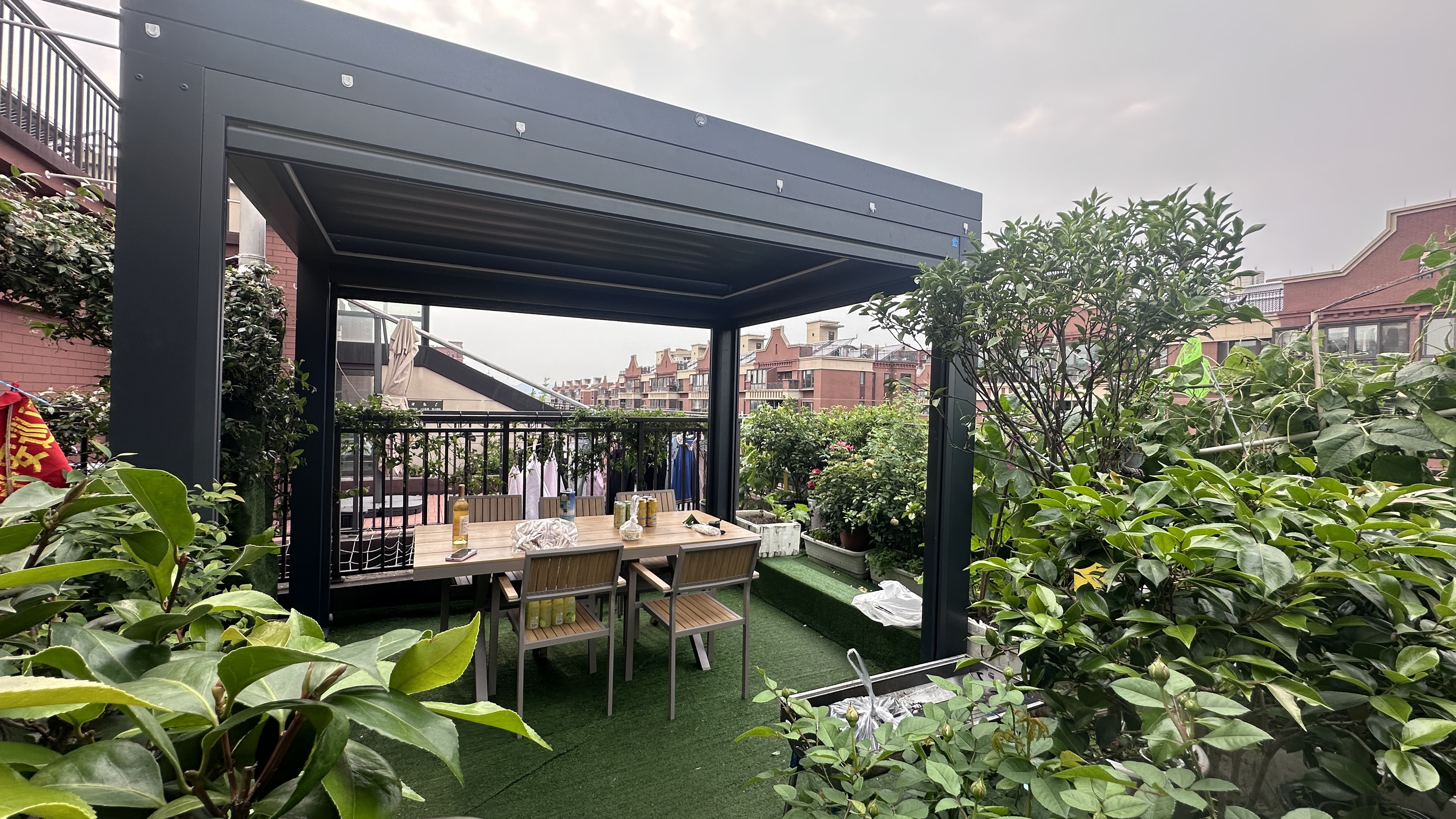 What Are the Benefits of a Waterproof Pergola?