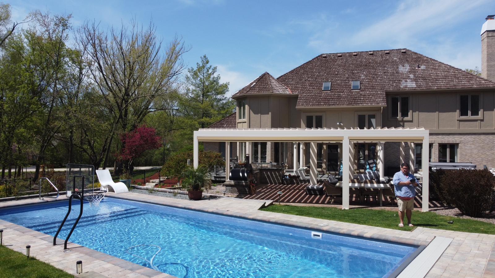 Which Retractable Pergola Fits Commercial Outdoor Spaces?