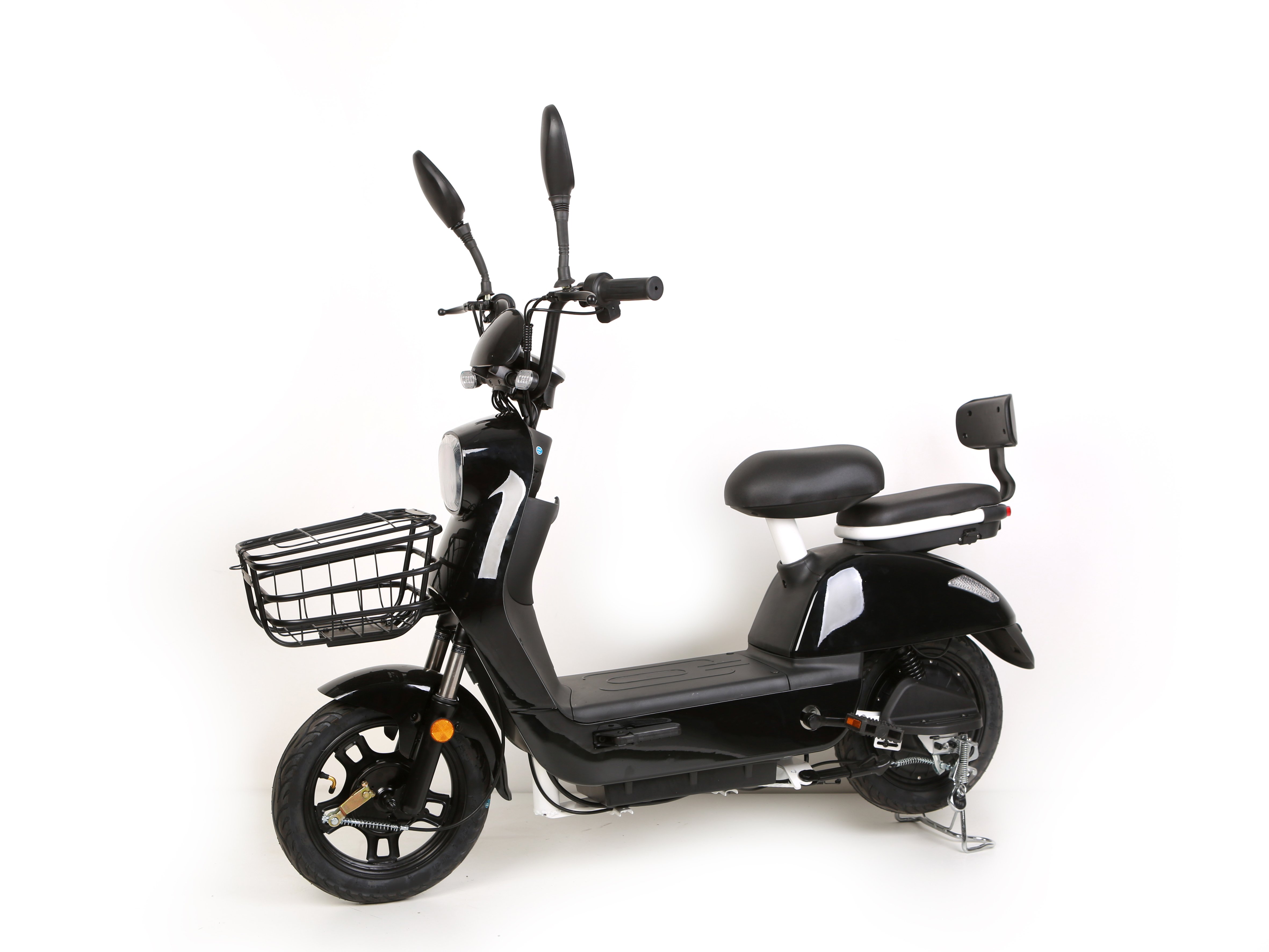 How to evaluate the battery range of an electric moped scooter for long-distance travel?