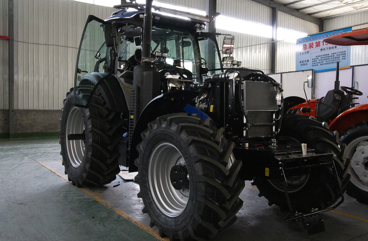 Visokokakovosten traktor za različne kmetijske in industrijske aplikacije