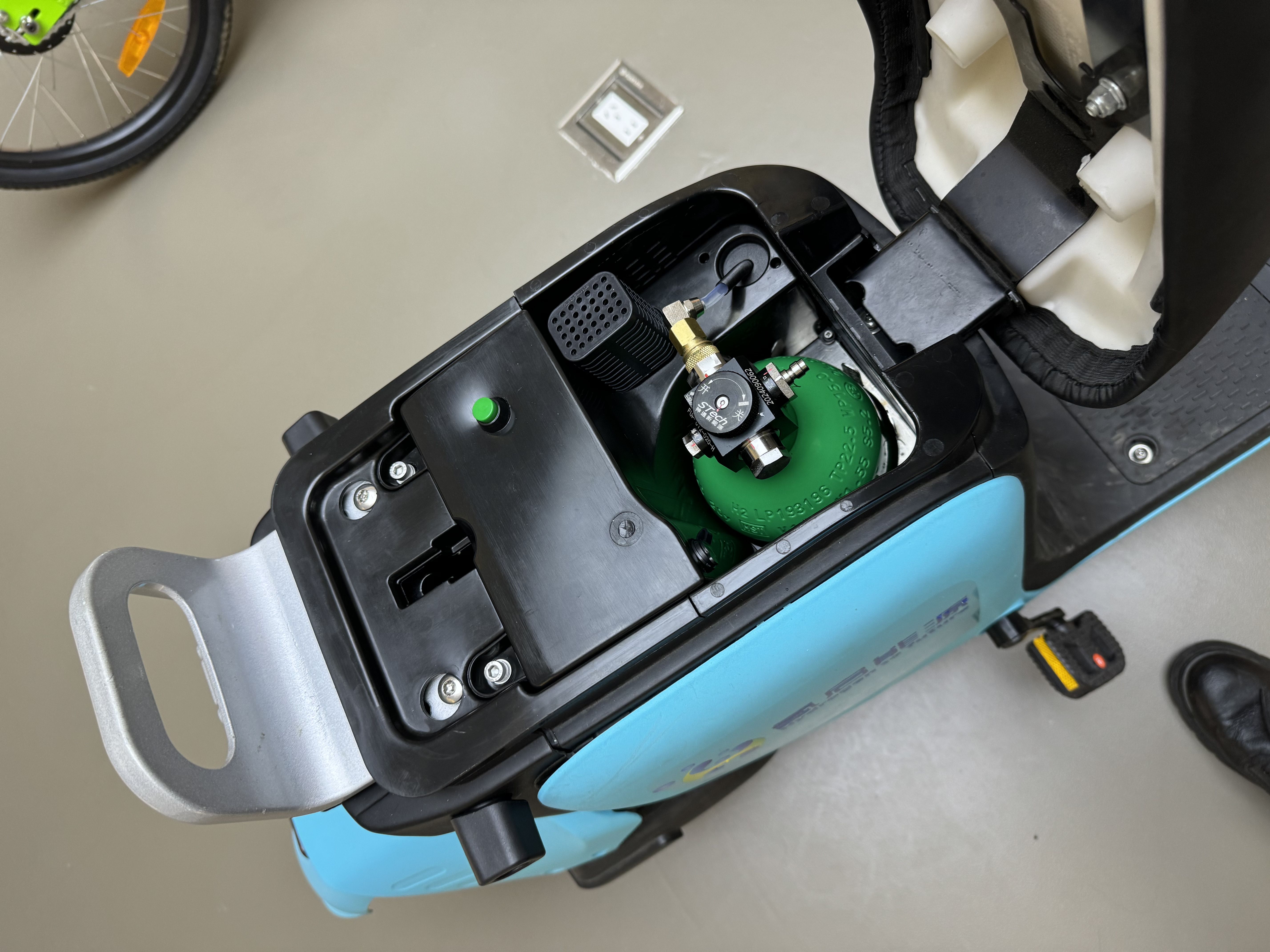 Solid-state hydrogen storage cylinder installed in scooter compartment