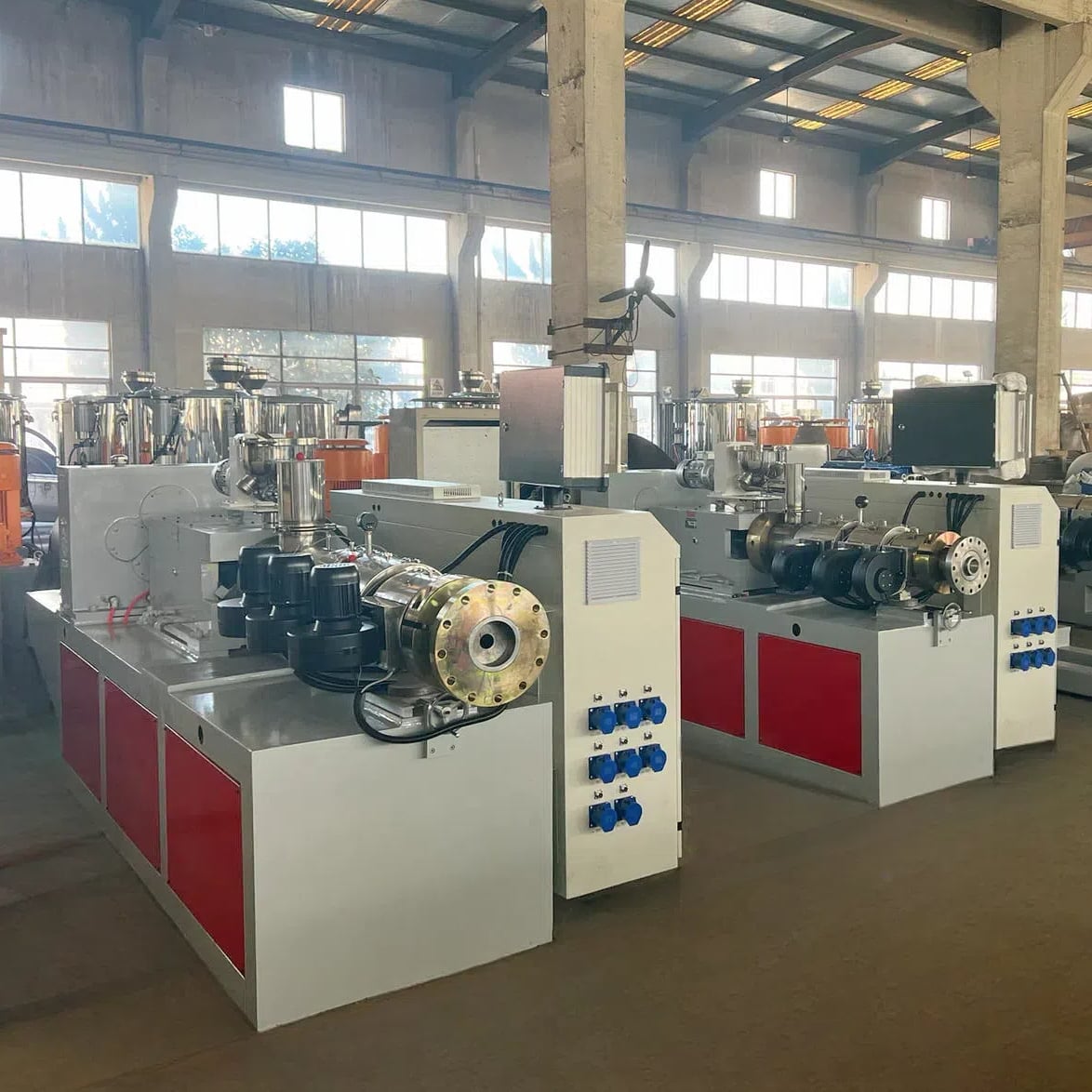 What Types of Plastic Products Can Baixiong Klimens' Extruder Effectively Process?
