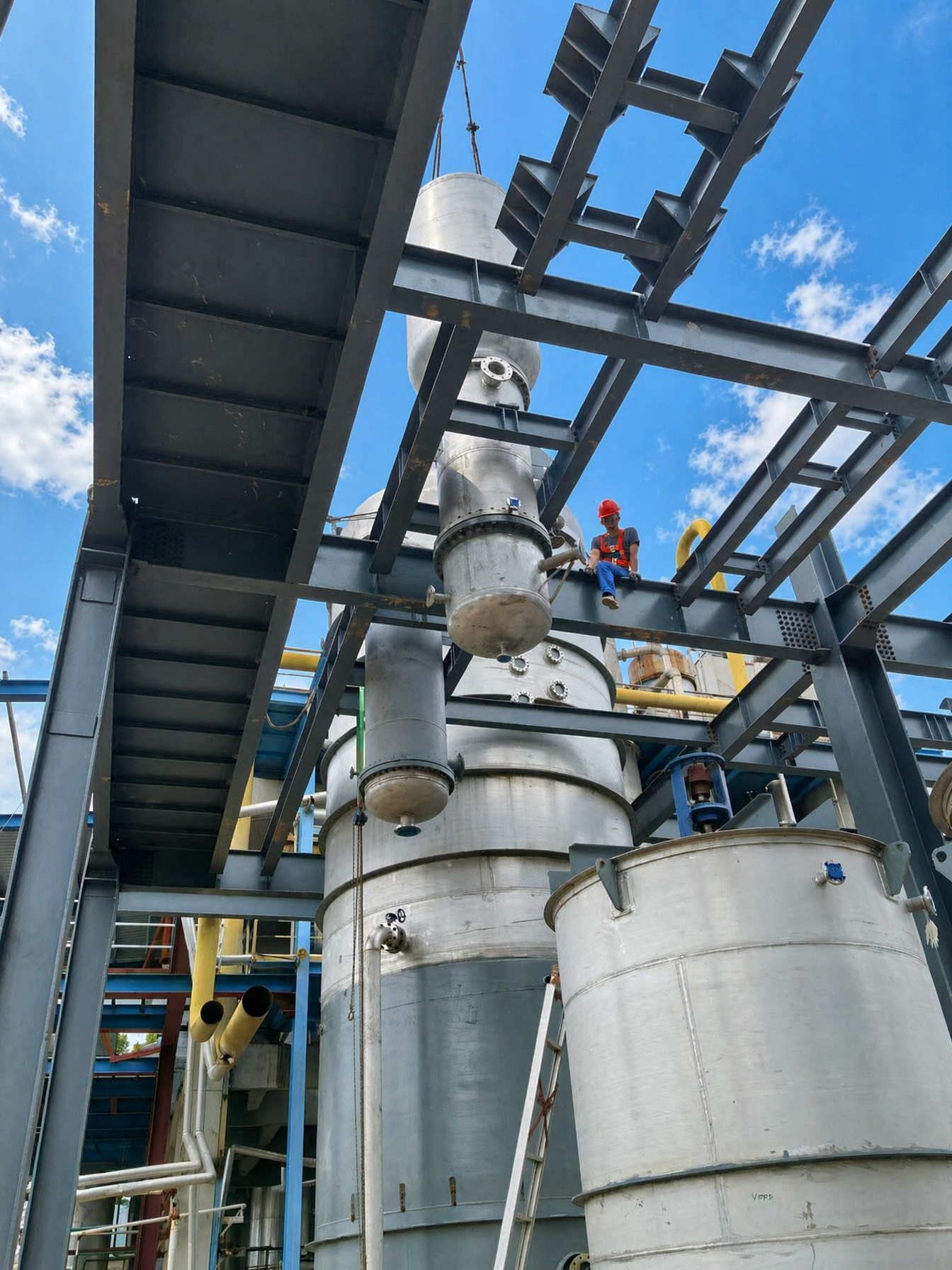 High-altitude installation and inspection of a tall absorption tower in the Urotropine production line