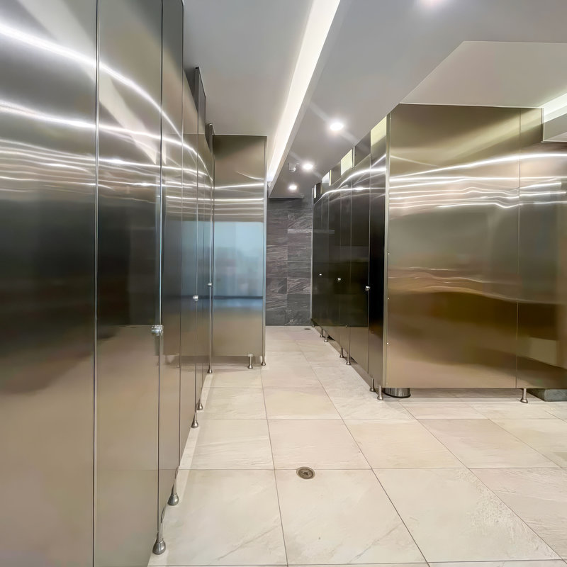 Mitkä materiaalit täyttävät vaativuusstandardit wc-koppien osalta?