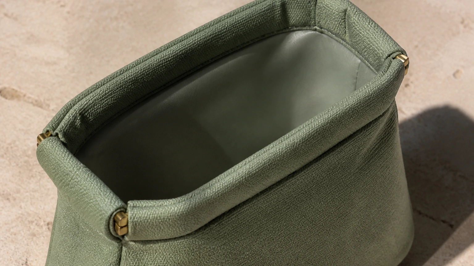spring_frame_pouch_internal_lining_and_end_cap_detail.webp