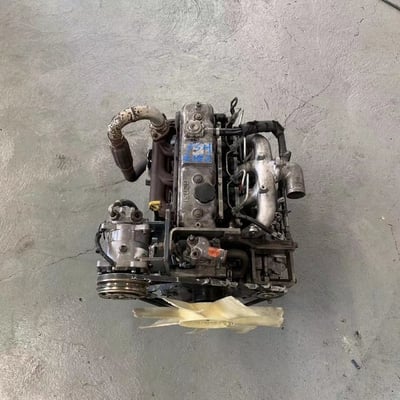 4*2 လှိုင်ခရီး Isuzu 4JG2 2.5 ရေအပူကြွယ်ဖျက်သည့် အသုံးပြုထားသော ဒီဇယဲအင်ဂျင် အတိုင်းအတာ Excavator Forklift အတွက်