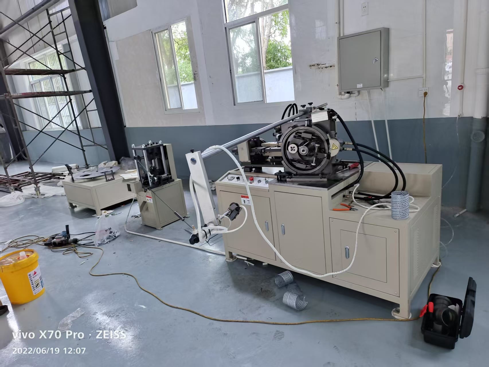 Round hole spiral coiling machine