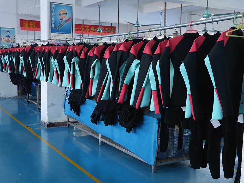 Faktor Utama Saat Memesan Wetsuit Kustom untuk Merek Anda?