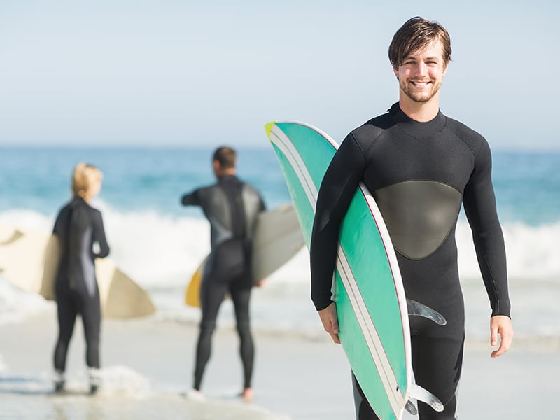 Pourquoi les combinaisons sont essentielles pour le surf toute l'année