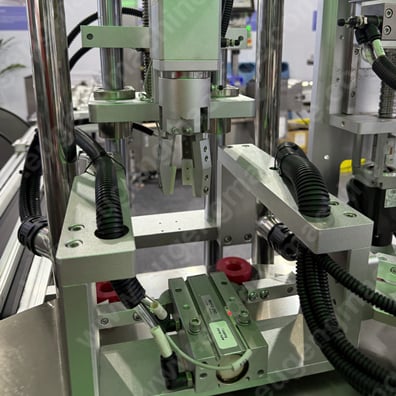 Full automatic lip gloss filling,capping,weighing,labeling & cartoning machine18.jpg