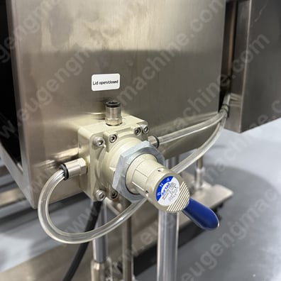 Automatic cosmetic mascara filling and capping machine11(ddc92e3d99).JPG