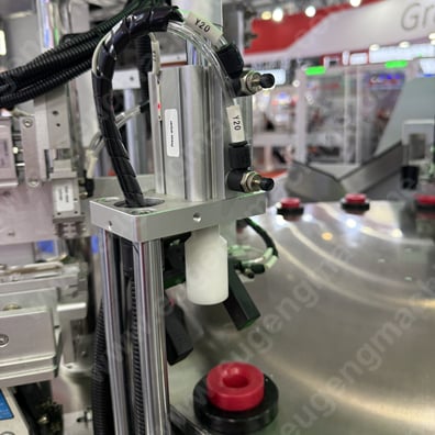 Full automatic lip gloss filling,capping,weighing,labeling & cartoning machine6(585a7a7cd7).JPG