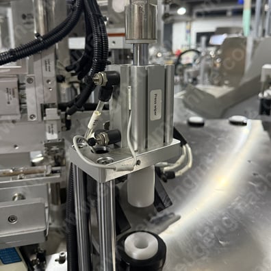 Automatic cosmetic mascara filling and capping machine6.JPG