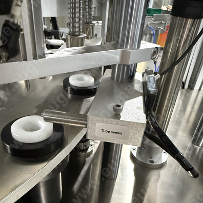 Automatic cosmetic mascara filling and capping machine7.JPG