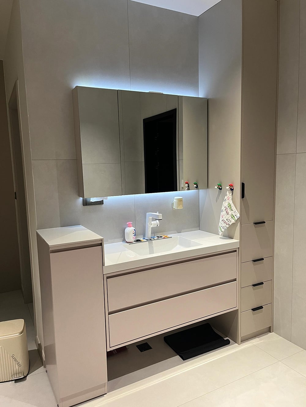 Elegante Mobile Lavabo Beige Chiaro con Archiviazione Multilivello, Organizzatori Funzionali e Specchio Illuminato a LED per un Bagno Ordinato