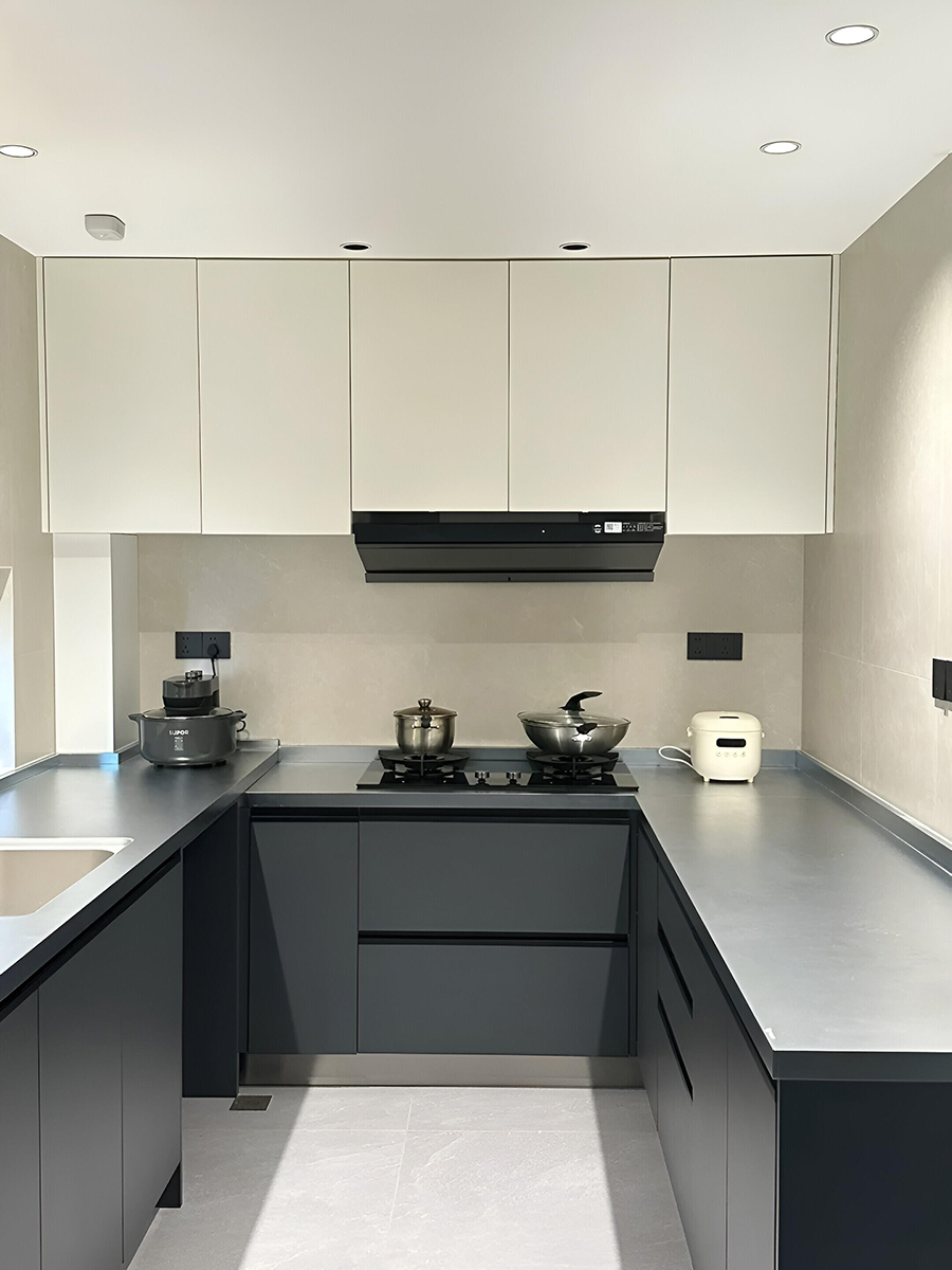 Lemari Kitchen Stainless Steel Warna Kelabu Gelap & Putih Kekuningan Bersuaian Tinggi | Reka Bentuk Modular • Elegan Dual-Tone • Kebolehgunaan 20+ Tahun