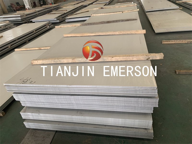 A Technical Analysis of 200 Series vs. 300 Series Stainless Steel Plate: Composition, Performance, and Custom Fabrication