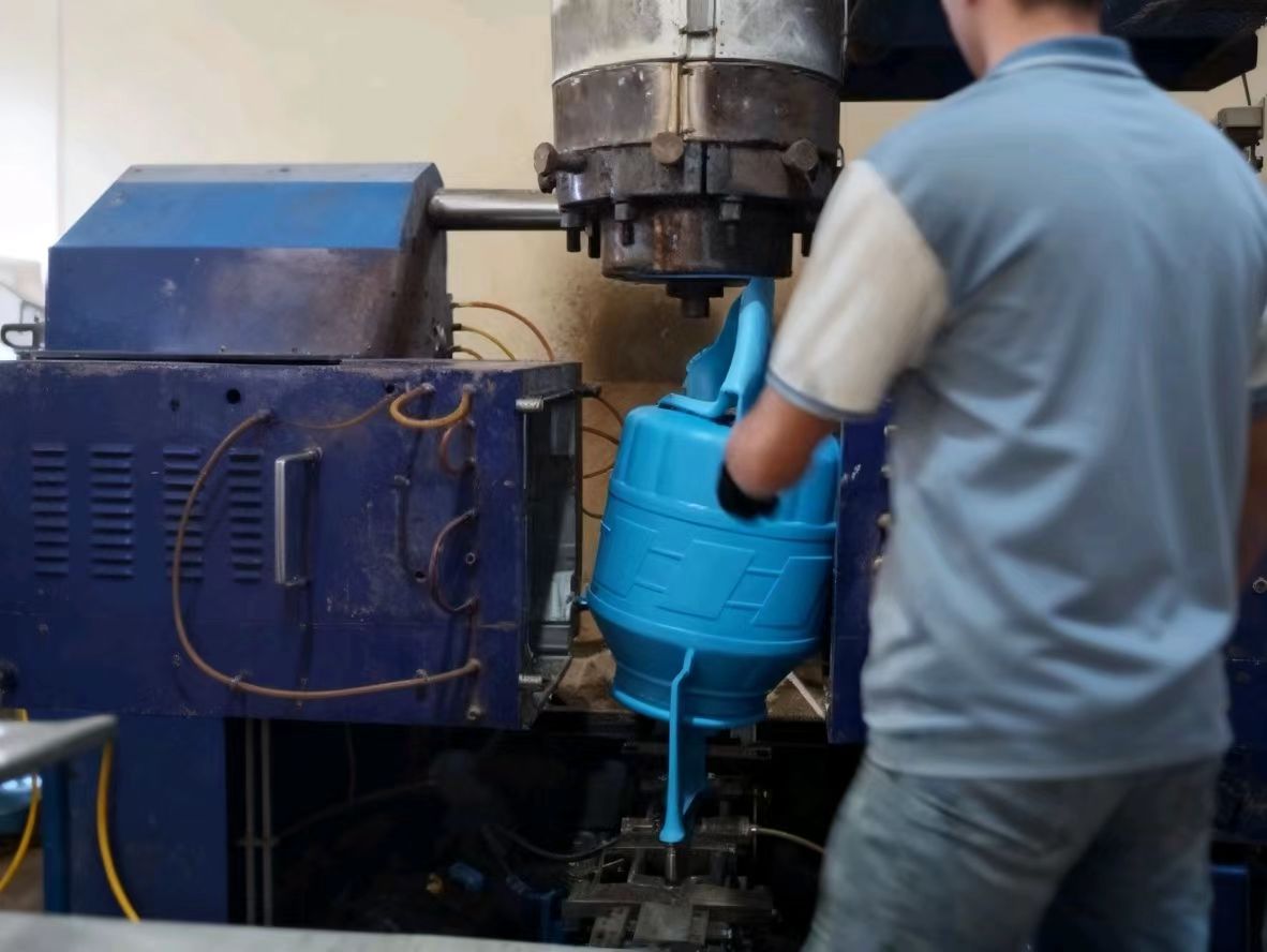 プラスチック製水筒用カスタムブロー成形ソリューション