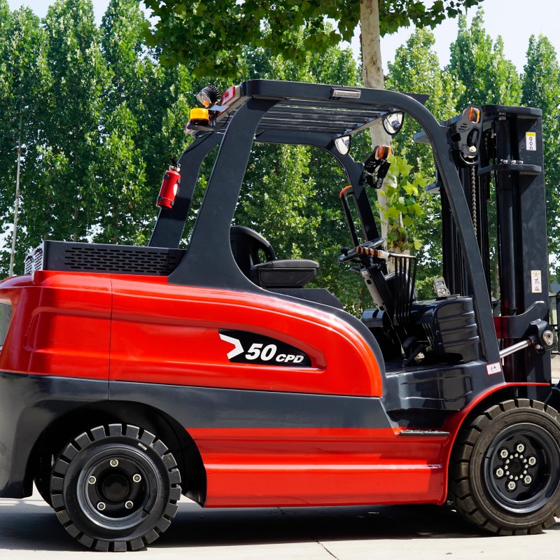 Colt - forklift leictreach gairmiúil do stóráil, mast coimeádáin 5 tonna