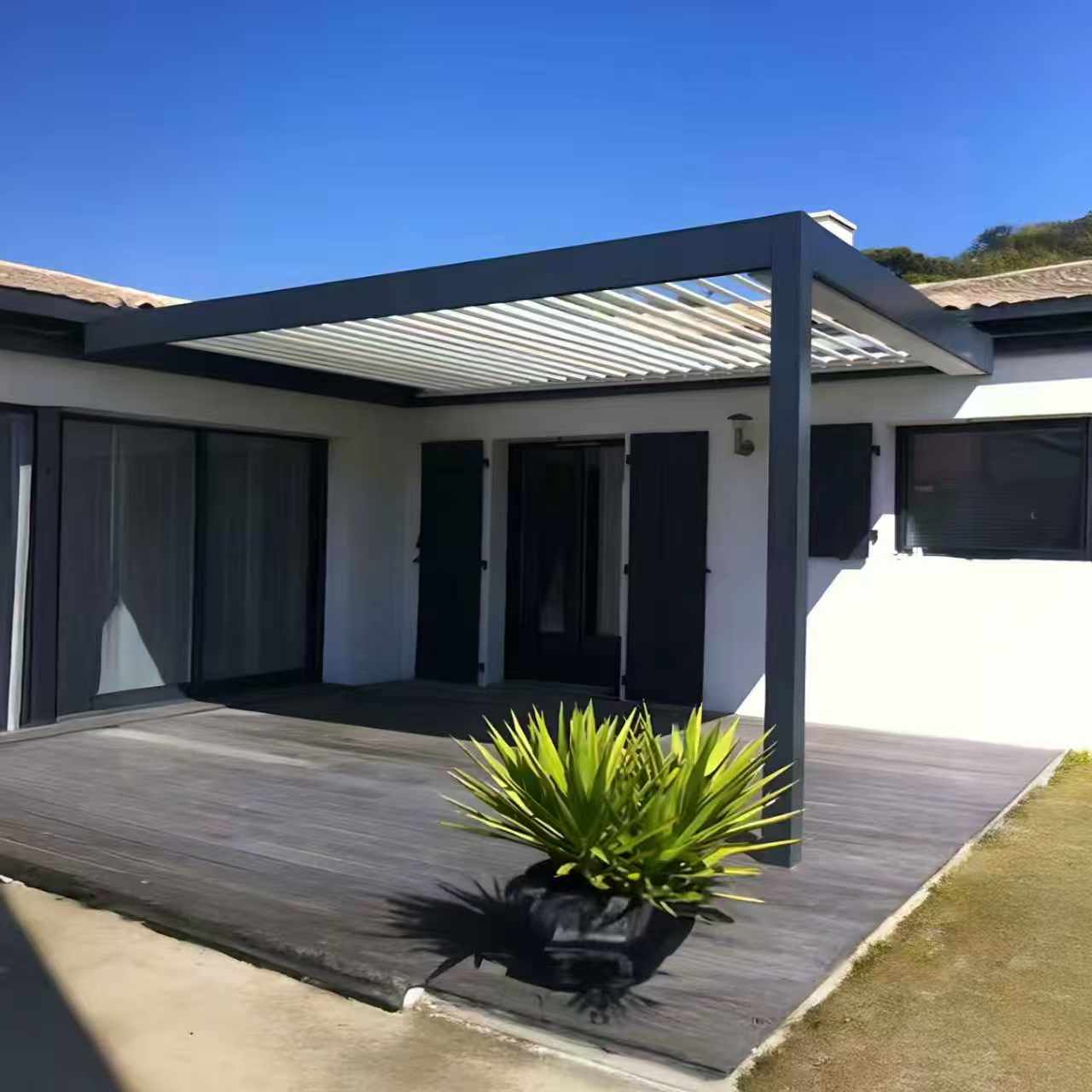 Applications of Custom Made Pergolas in Residential and Commercial Spaces