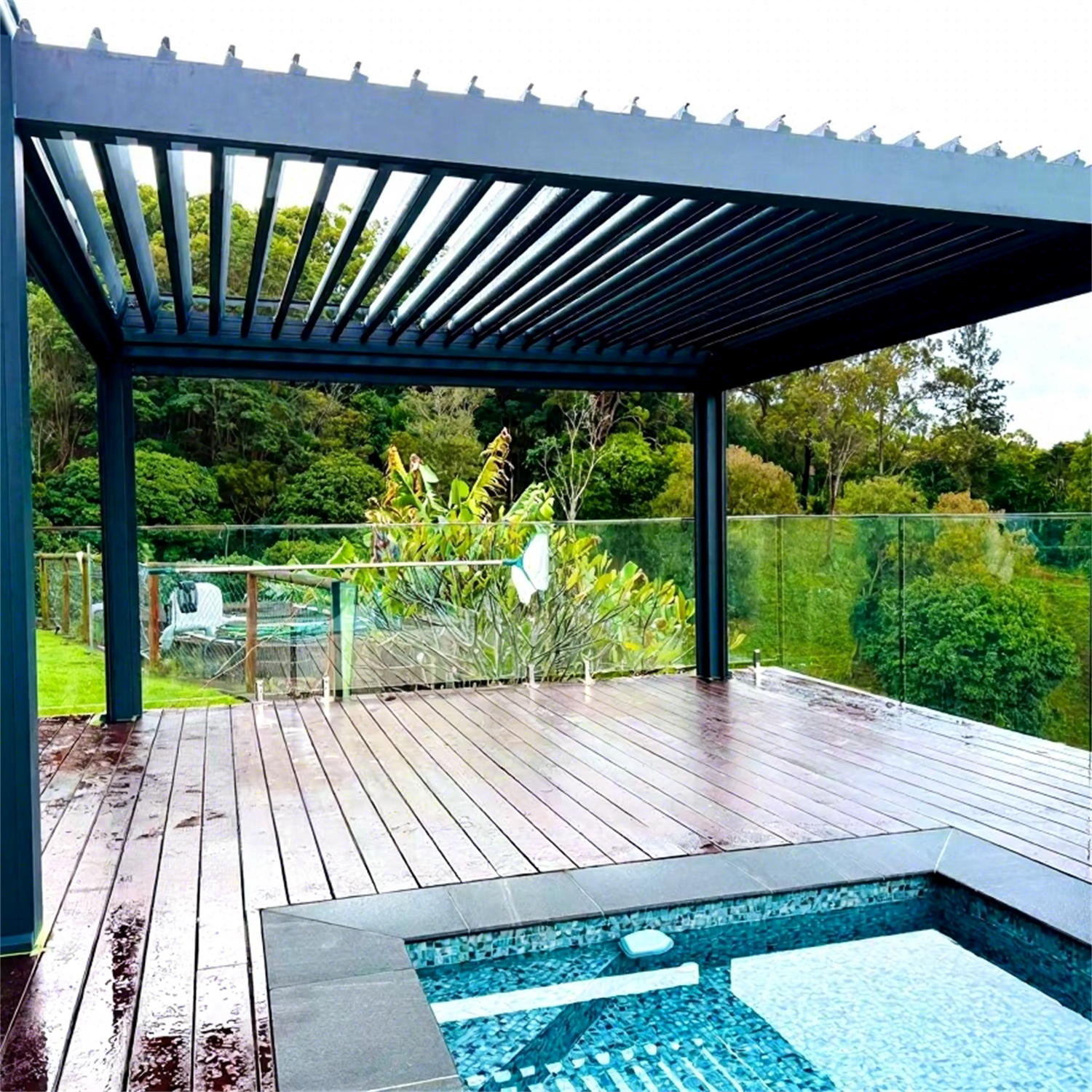 Australian Oasis: Heavy-Duty Motorized & Manual Dual-Control Louvered Pergola by the Pool