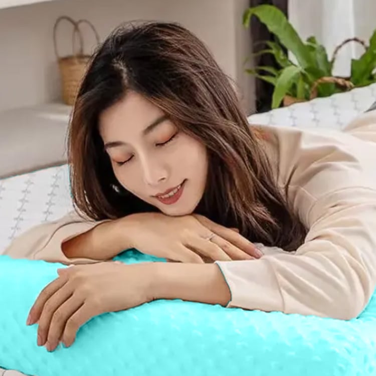 Reposez-vous comme il se doit grâce à ce coussin en mousse mémoire de forme au toucher doux, pour un sommeil luxueux.