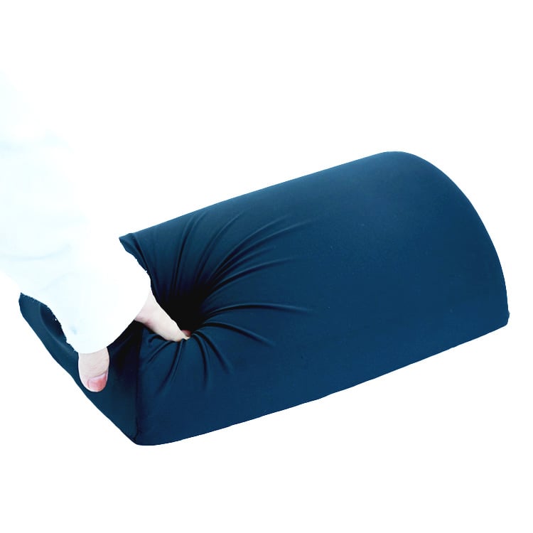 Pour les voyageurs fréquents, ce coussin en mousse mémoire homologué pour les voyages est indispensable.