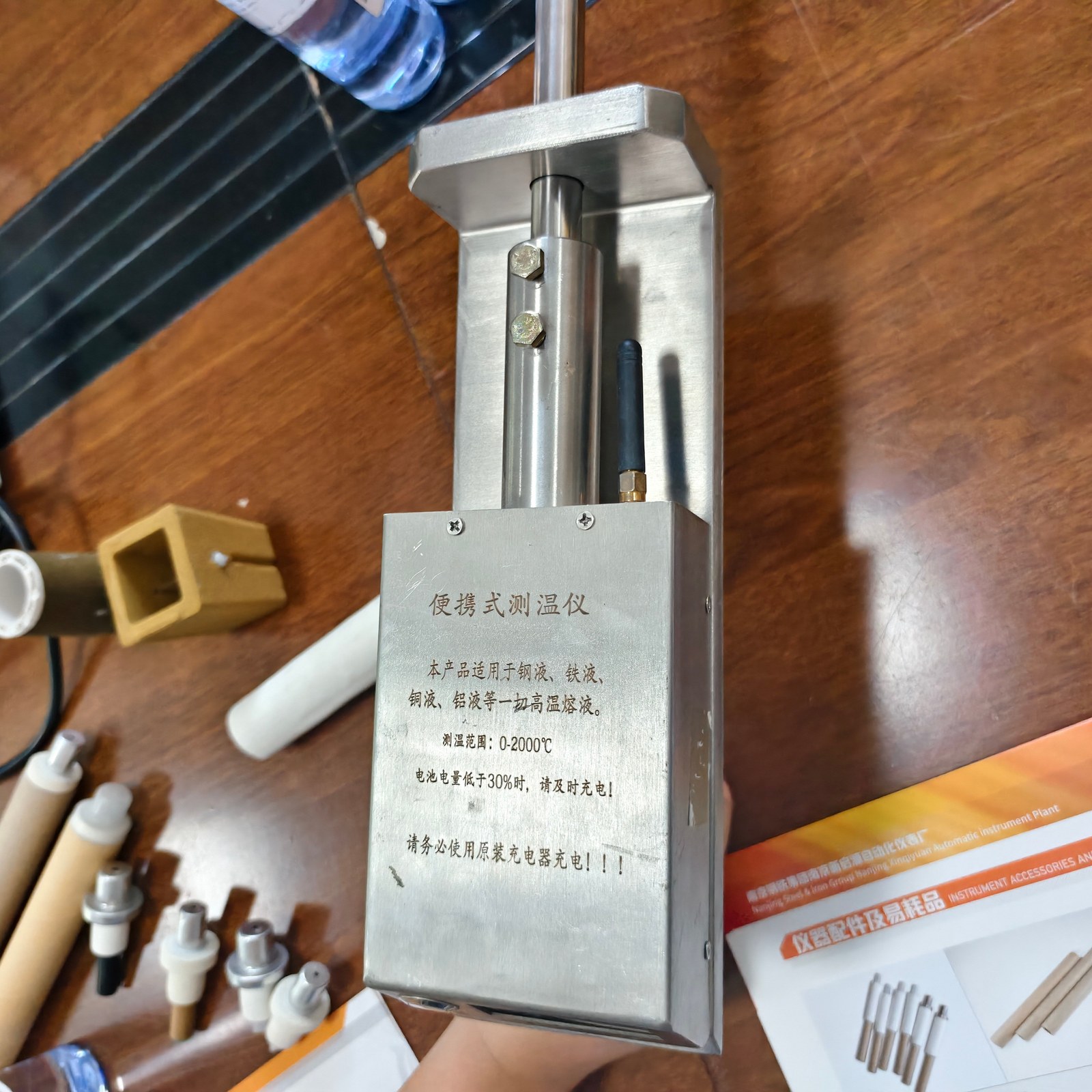 Portable temperature meter for molten metal applications, with protection tubes and accessories