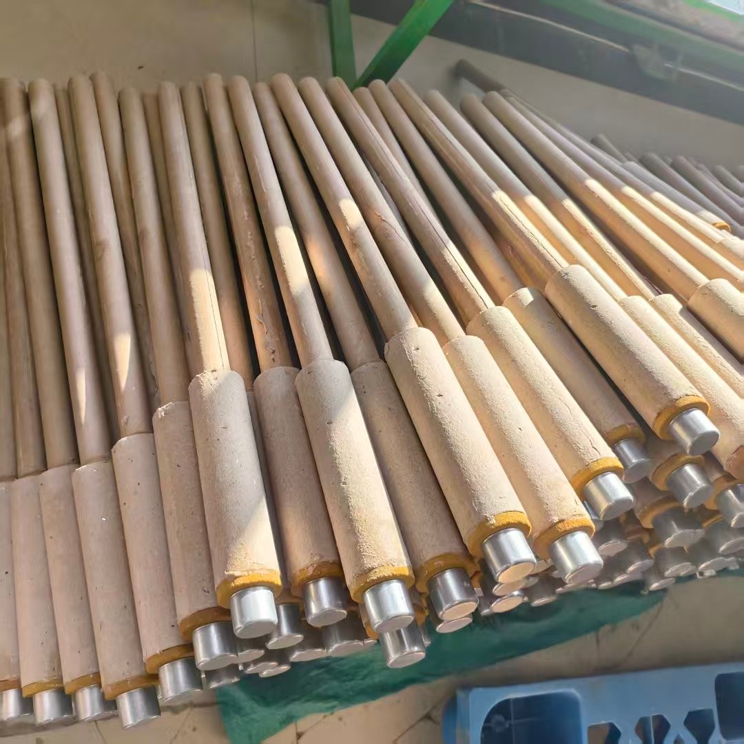 Rows of measurement probes with refractory tips and metal caps
