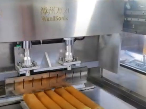Macchina per taglio ultrasonico di torta svizzera a rotolo
