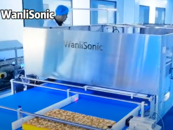Macchina per taglio ultrasonico di torte quadrate