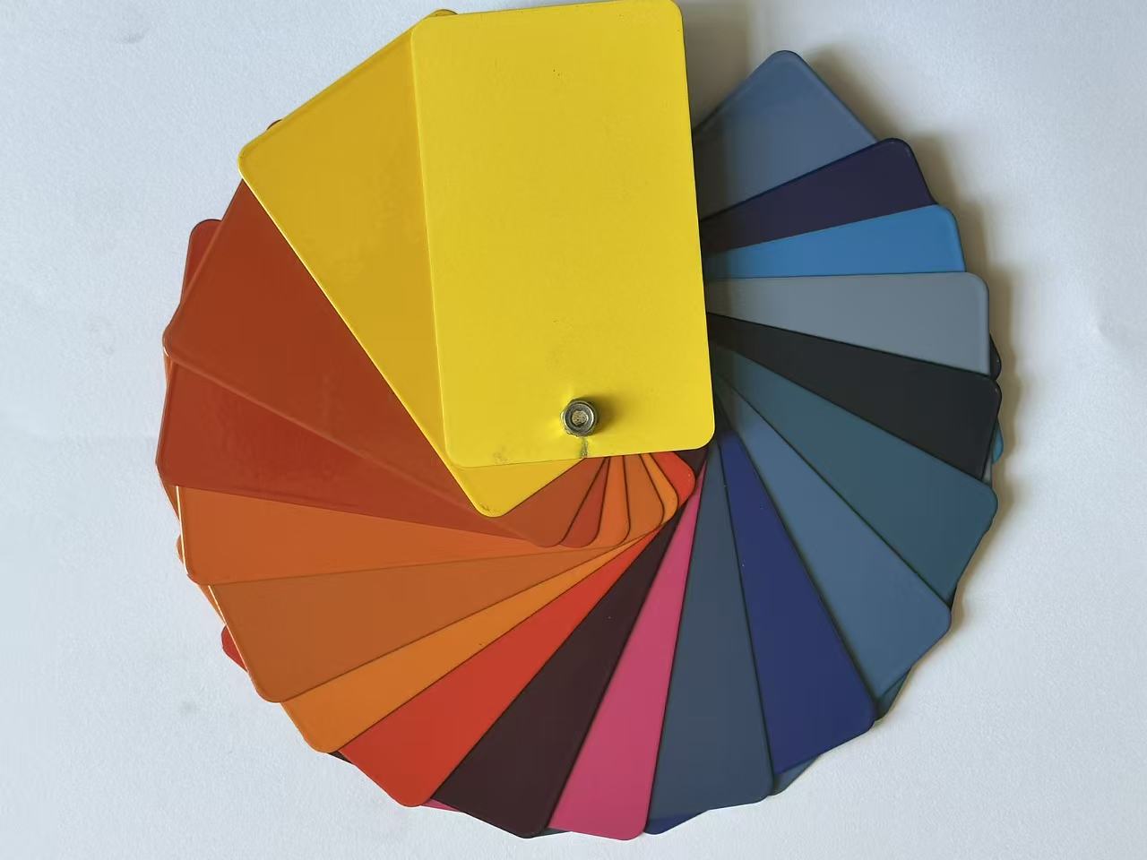 Why is polyester powder widely used in architectural coating projects?