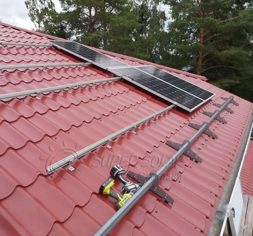 Jak wybrać odpowiednią stopę Solar L do swojego dachu metalowego