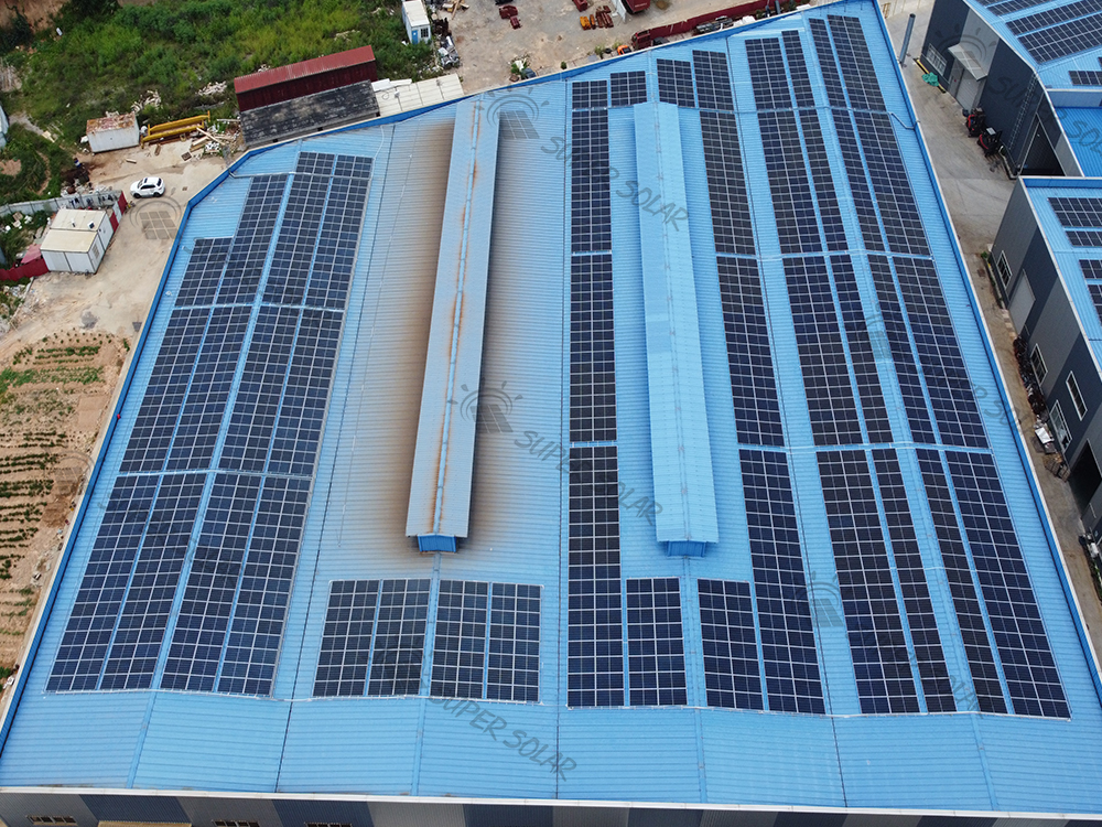 نظام طاقة شمسية بقدرة 2.2MW على سطح معدني في الصين
