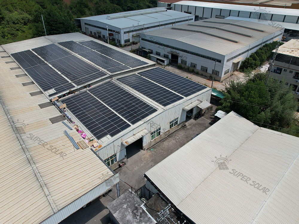 Chine, système solaire sur toiture métallique de 1,3MW