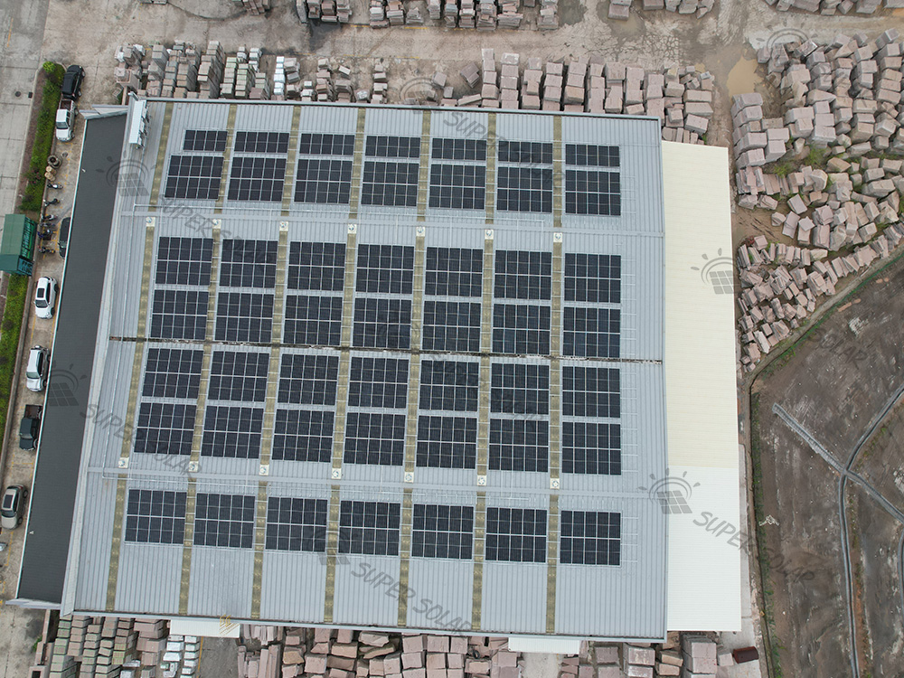 Chine, système solaire sur toiture métallique de 1,3MW
