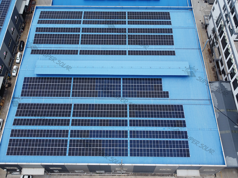 نظام طاقة شمسية بقدرة 2.2MW على سطح معدني في الصين
