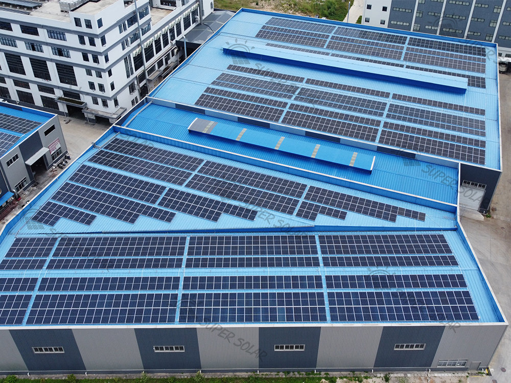 نظام طاقة شمسية بقدرة 2.2MW على سطح معدني في الصين